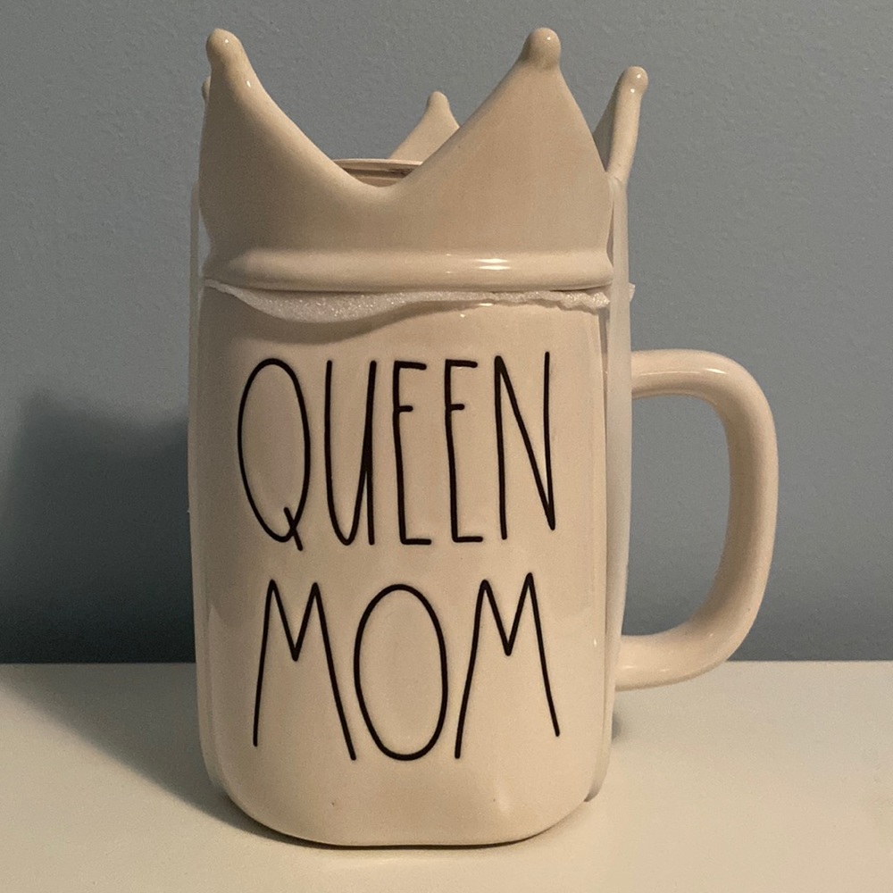 🆕 Rae Dunn “QUEEN MOM” Mug w/ Crown Topper 👑